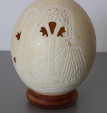 Straußenei naturfarben mit Dekoration auf Holzständer H 17 cm