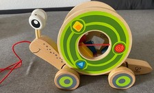 Hape Schnecke aus Holz, Nachziehspielzeug, 2-in-1Spielzeug