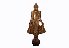Burma 20. Jh. Eine lebensgroße vergoldete und lackierte Holzfigur von Buddha.