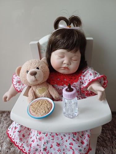 Künstlerpuppe mit hochstuhl - künstlerpuppe,