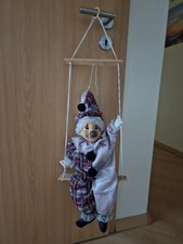 Harlekin auf der Schaukel