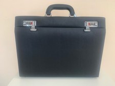 Moderner Koffer schwarz Herren