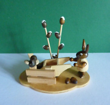 Osterhase mit Schubkarre im Garten - Osterdeko