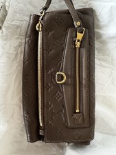 Clutch Louis Vuitton Farbe Schlamm