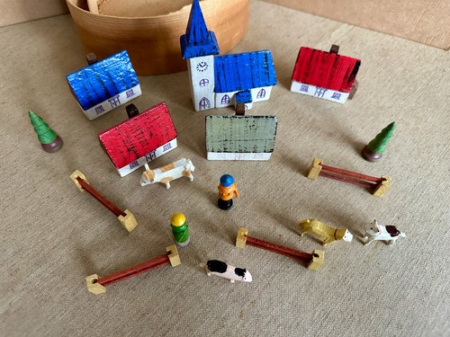 Dorf mit häusern und figuren - ,