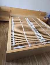 Modernes Doppelbett mit zwei Nachttischen und Lattenrosten 180×200