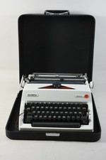 C24X01- Vintage Olympia Monica Schreibmaschine in Koffer um 1964