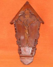 altes geschnitztes Holzkreuz