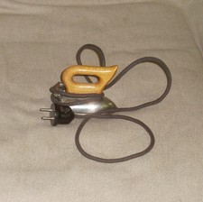 Kleines altes Omega Bügeleisen aus einem Nachlaß