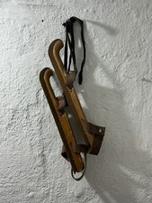 Antike Schlittschuhe aus Holz