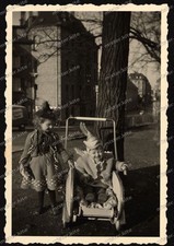 Stuttgart-Gebäude-Architektur-Häuser-Straße-Mädchen-Girl-Kinderwagen-50er Jahre