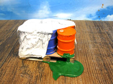6 Fässer auf Palette mit Plane. Modellbau 1:22,5 1:24 Playmobil Kompatibel;