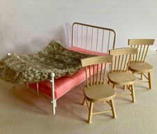 Metallbett für Puppenhaus, 3 Holzstühle