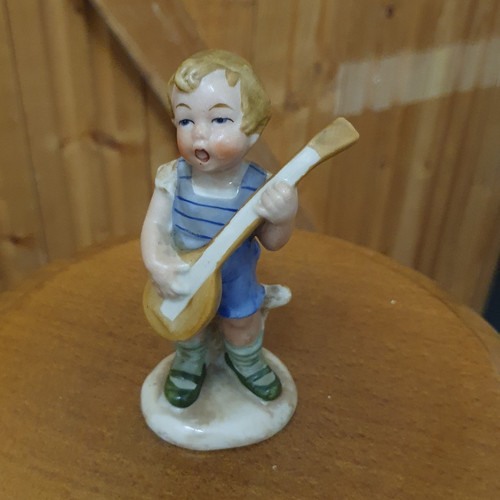 Porzellanfigur junge mit - porzellanfigur,