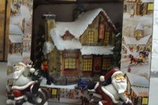 Sehr schönes Großes Weihnachts Haus mit Figuren und zwei weiteren Weihnachtsmänn