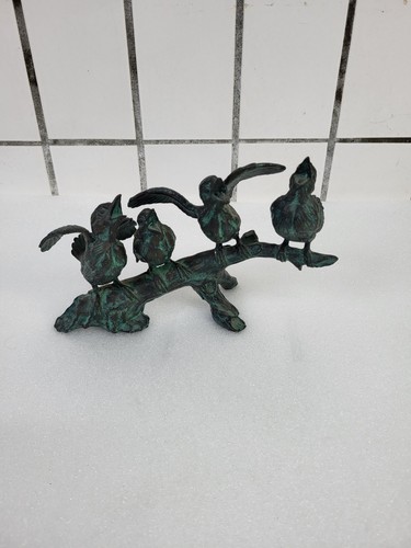 Bronze vogelgruppe auf ast - vogelgruppe,