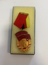 DDR Anstecknadel Banner der Arbeit original Orden