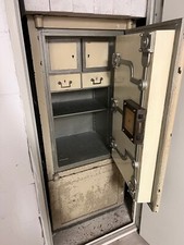 antiker Tresor | Geldschrank mit Schlüsselschloss