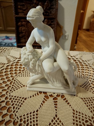 Frau auf einem löwen - auf,