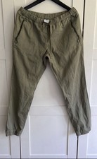 khaki-grüne Hose mit