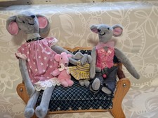 Puppensofa mit Mäusefamilie