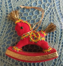 Christbaumschmuck Original Koestel Schaukelpferd rot, reich verzierte Handarbeit
