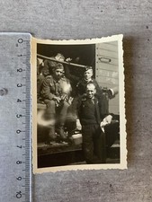 Panzersoldaten sitzen mit