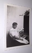 Junger Mann liest Zeitung Pause Handwerk Bäcker Beruf Jungmann Wasserhahn Foto