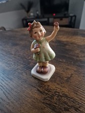 Göbelfigur 793 Herzlich Willkommen Mädchen Blumen Hummel Göbel Figur Porzellan