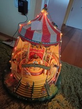 Weihnachtliches Zirkuszelt mit Licht und Musik 