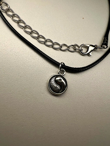 Schwarze kunstlederkette mit - kunstlederkette,