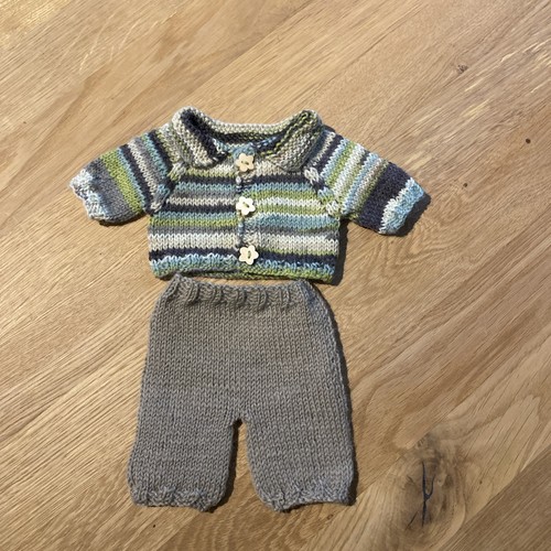 Handgestrickte kleidung - handgestrickte, f