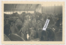 Foto Unterstand, Halle, Wehrmacht Heeresfeldwagen Pferde, Soldaten 2.WK (7856a)