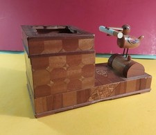 antiker Zigarettenspender, Holz mit Intarsien, Vogel entnimmt Zigarette, 18x9x10