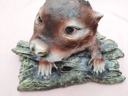 Schwimmtier otter auf stamm - schwimmtier,