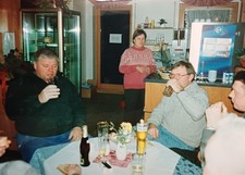 Männer sitzen beim Bier am