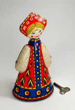 Piroschka Mockba 80, Blechspielzeug-Puppe, mit Aufziehschlüssel, fährt rum/tanzt