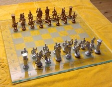 Schachspiel mit Figuren im römischen Stil, Schach, Schachbrett