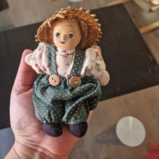 kleine porzellanpuppe Strohhut Latzhose 