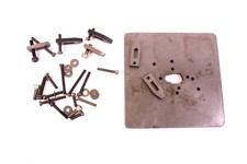 Kleine Aufspannplatte 99x99x5 mm mit Spannbacken Gewindebohrungen Schrauben