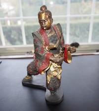Skulptur eines Samurai im Miyao-Stil