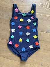 Dunkelblauer Bikini mit darauf genähten bunten Blumen von Mini-Boden