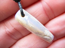 Opalisierter BELEMNIT aus