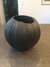 Kaiser Vase Kugelvase  Biskuitporzellan schwarz AK Signiert M. Frey Nr. 0285