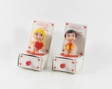 Liebe ist … === 2 x Figur auf Pappschachtel Sockel Schleich