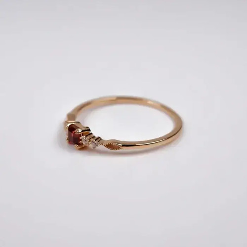 Feiner ring mit - mit, granat