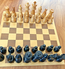 Schachbrett Holz mit Figuren