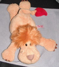 Nici Löwe liegend mit Herz am Schwanz