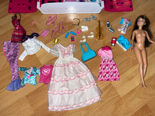 Barbie - Barbie mit mitnehmbarem Kleiderschrank und einigen Anziehsachen