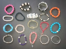 Modeschmuck Armband 17 Stück u.a. diverse Perlenmotive + 1 Armreif aus Nachlass 